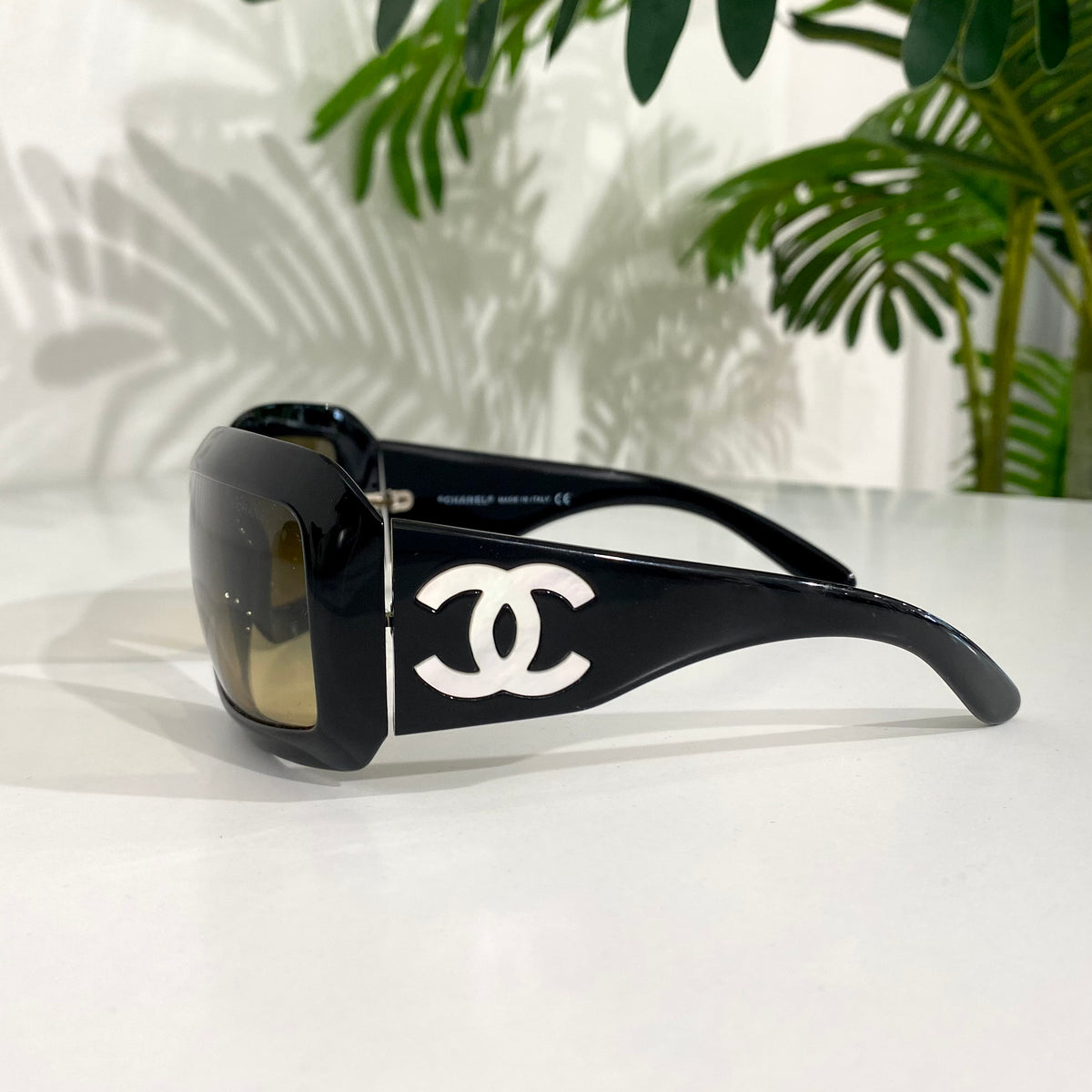 Vintage limited edition mother of pearl inlay black Chanel sunglasses for women CHANEL Mother of Pearl Sunglasses 5076H Black-US main image 3