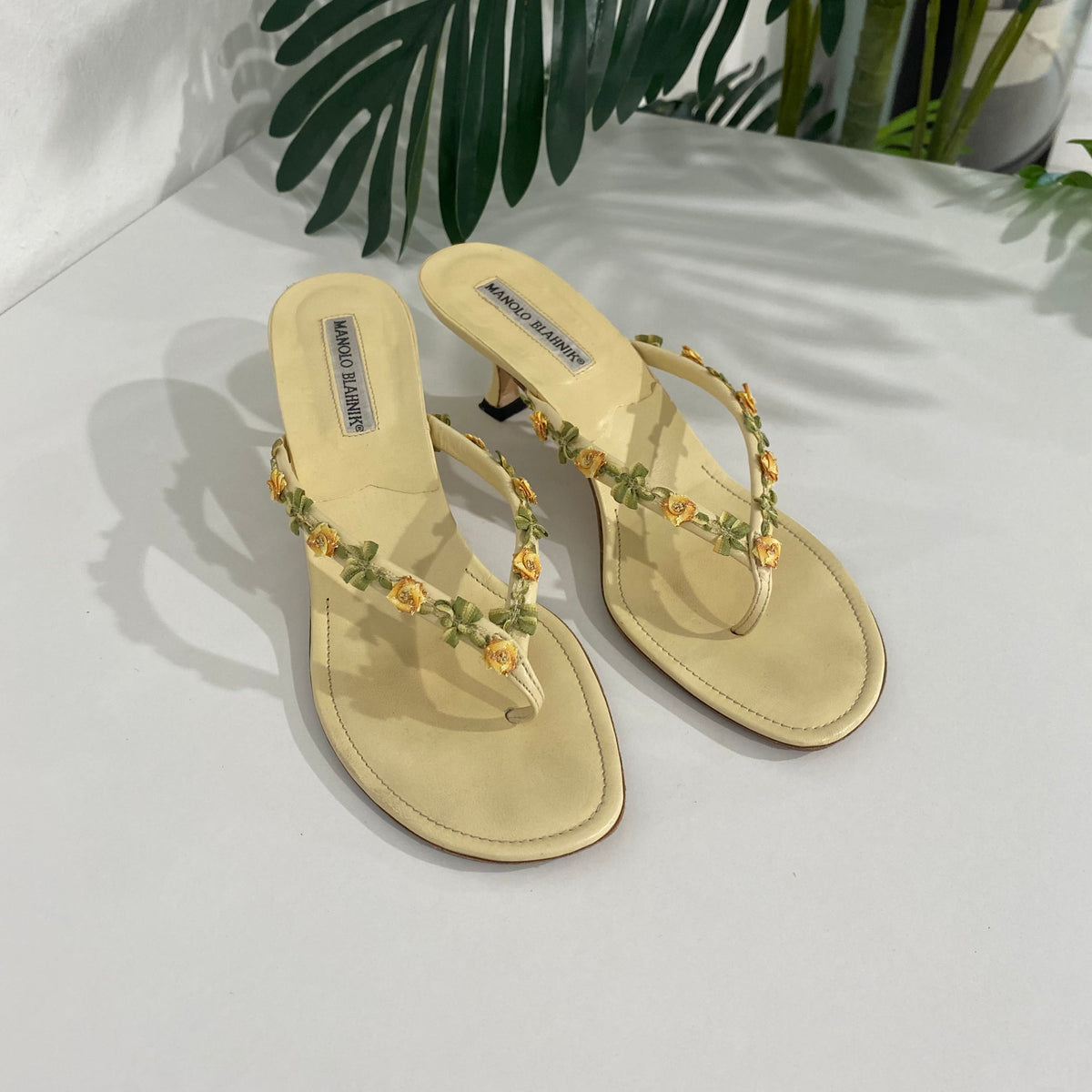 サンダル・ミュール Manolo Blahnik Martamod Flat Yellow Manolo Blahnik Yellow Floral Sandals – Dina C's Fab and
