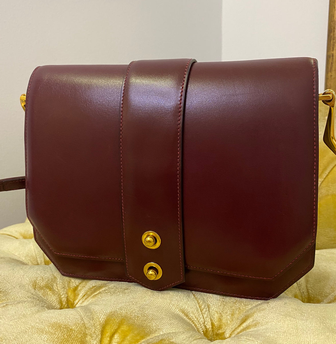 Hermès Vintage 70s Burgundy Shoulder Bag – Dina C's Fab and Funky  Consignment Boutique