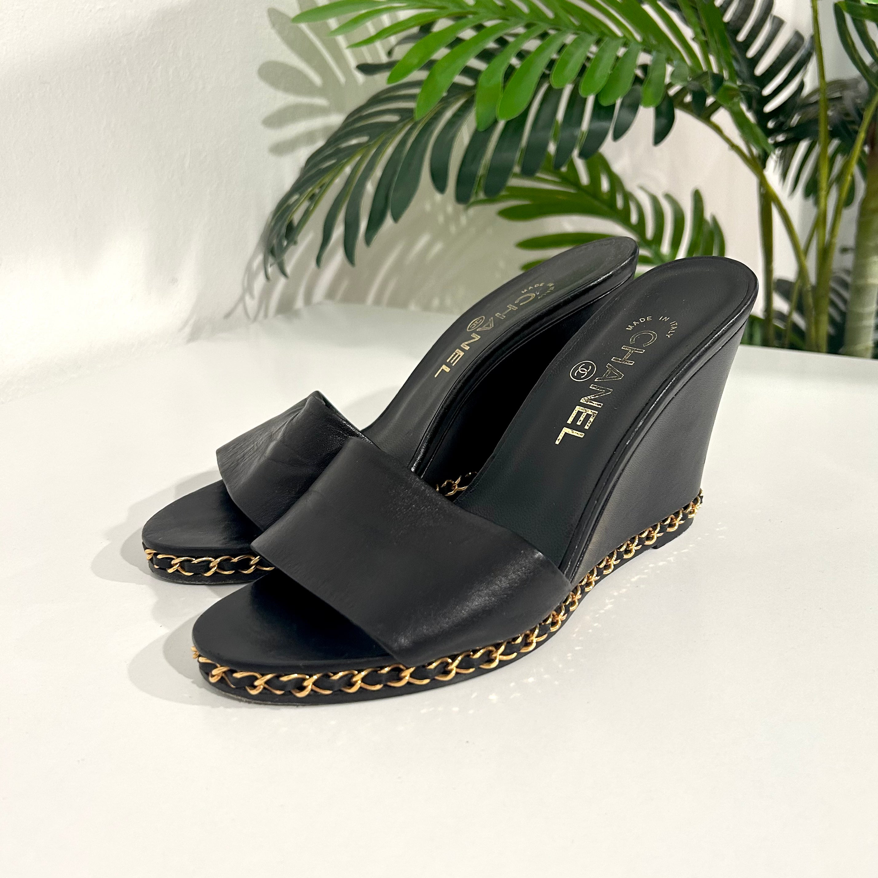 Chanel Chain Trim Black Wedges – Dina C's Fab and Funky Consignment Boutique