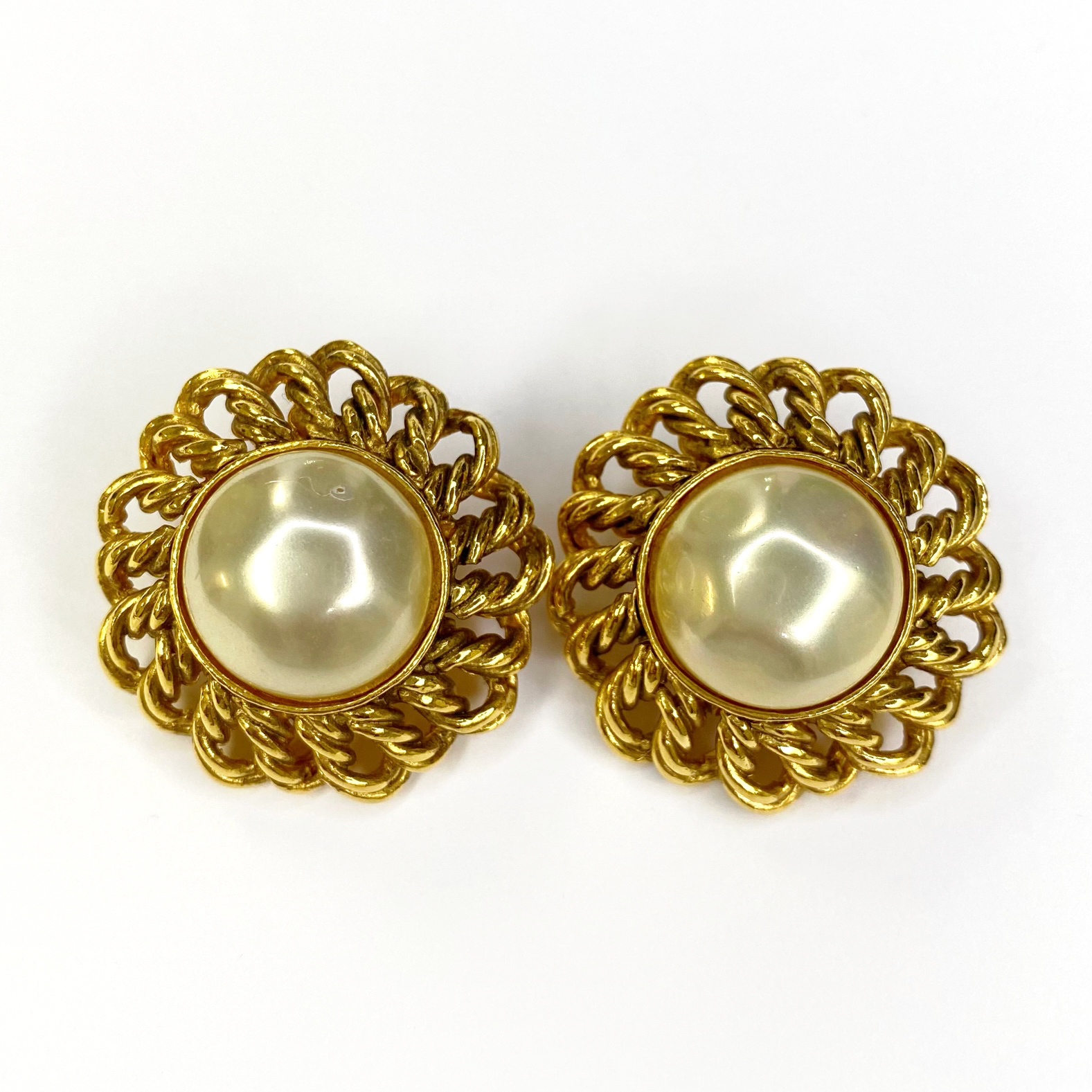 Chanel Vintage Pearl Clip Earrings – Dina C's Fab and Funky Consignment  Boutique