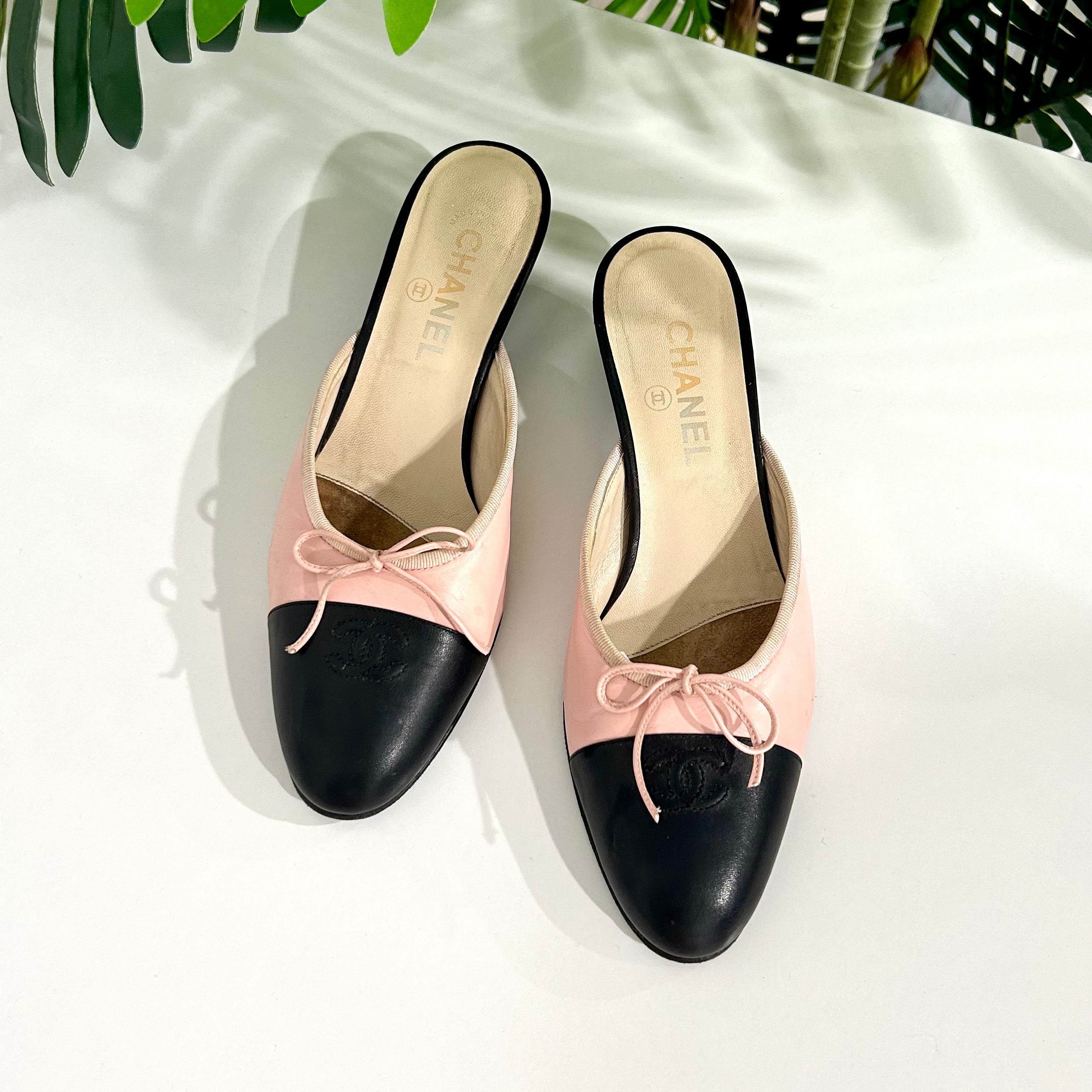 Chanel Vintage Pink & Black Mules – Dina C's Fab and Funky Consignment  Boutique