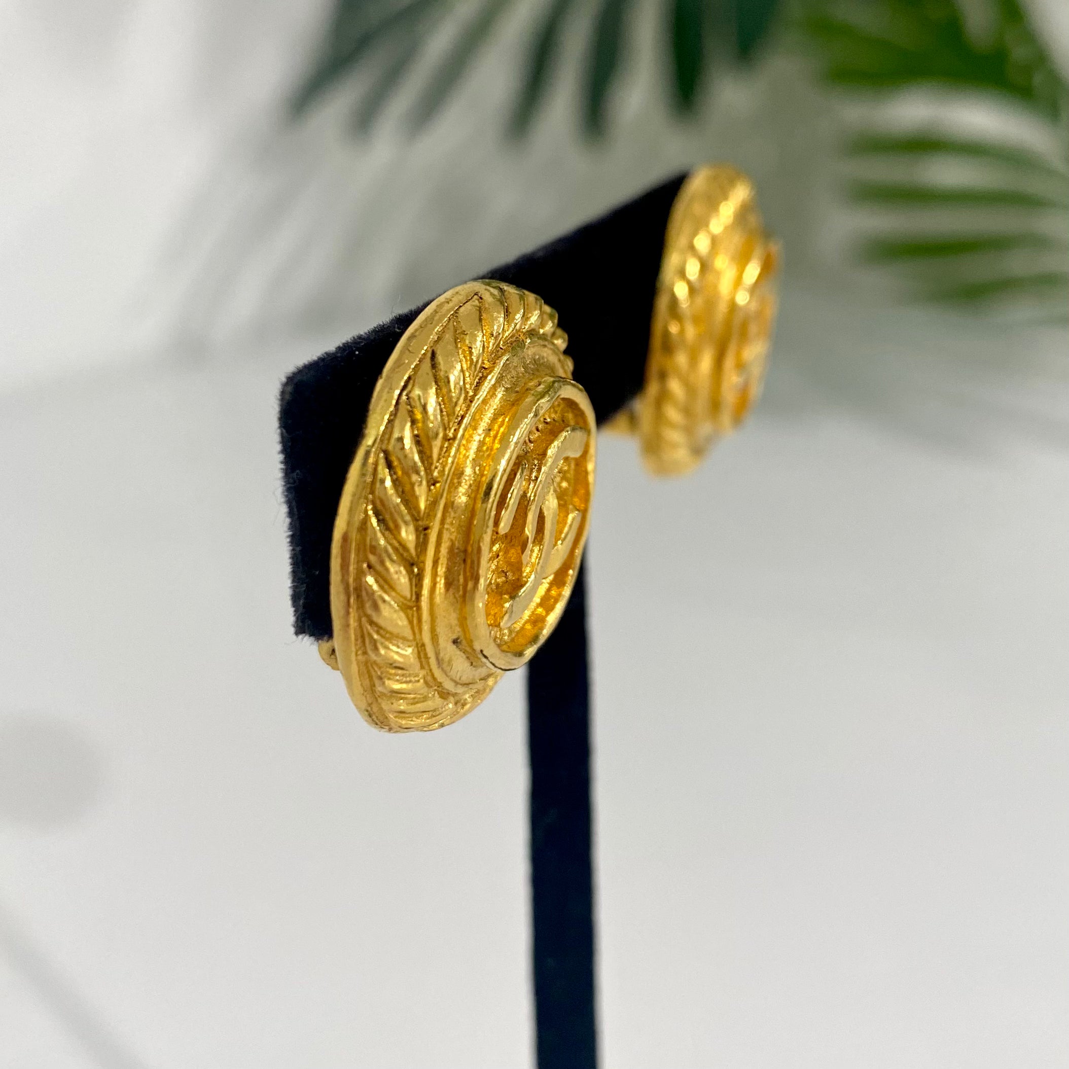 Chanel Vintage CC Button Earrings – Dina C's Fab and Funky