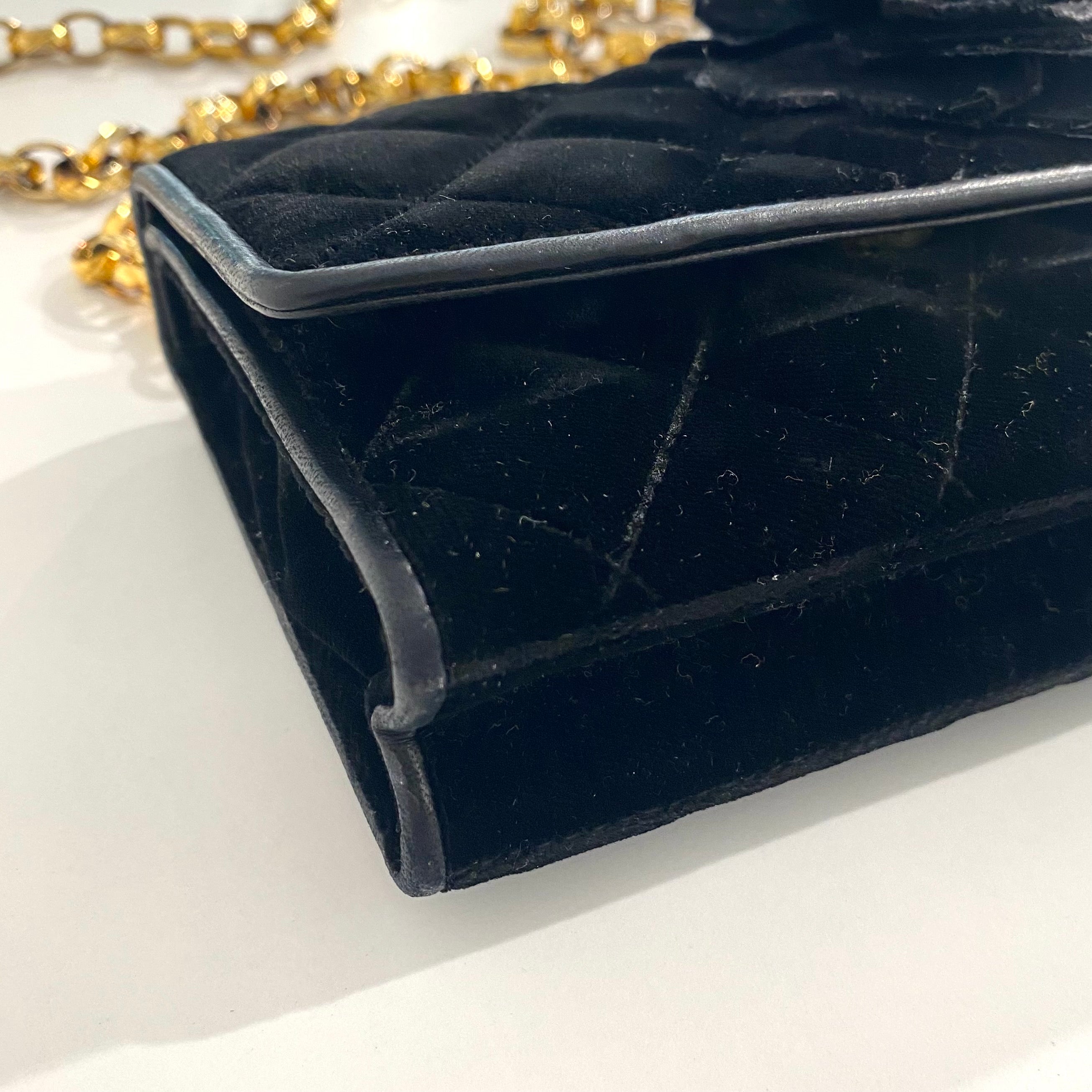 Chanel Vintage Black Velvet Bag – Dina C's Fab and Funky Consignment  Boutique
