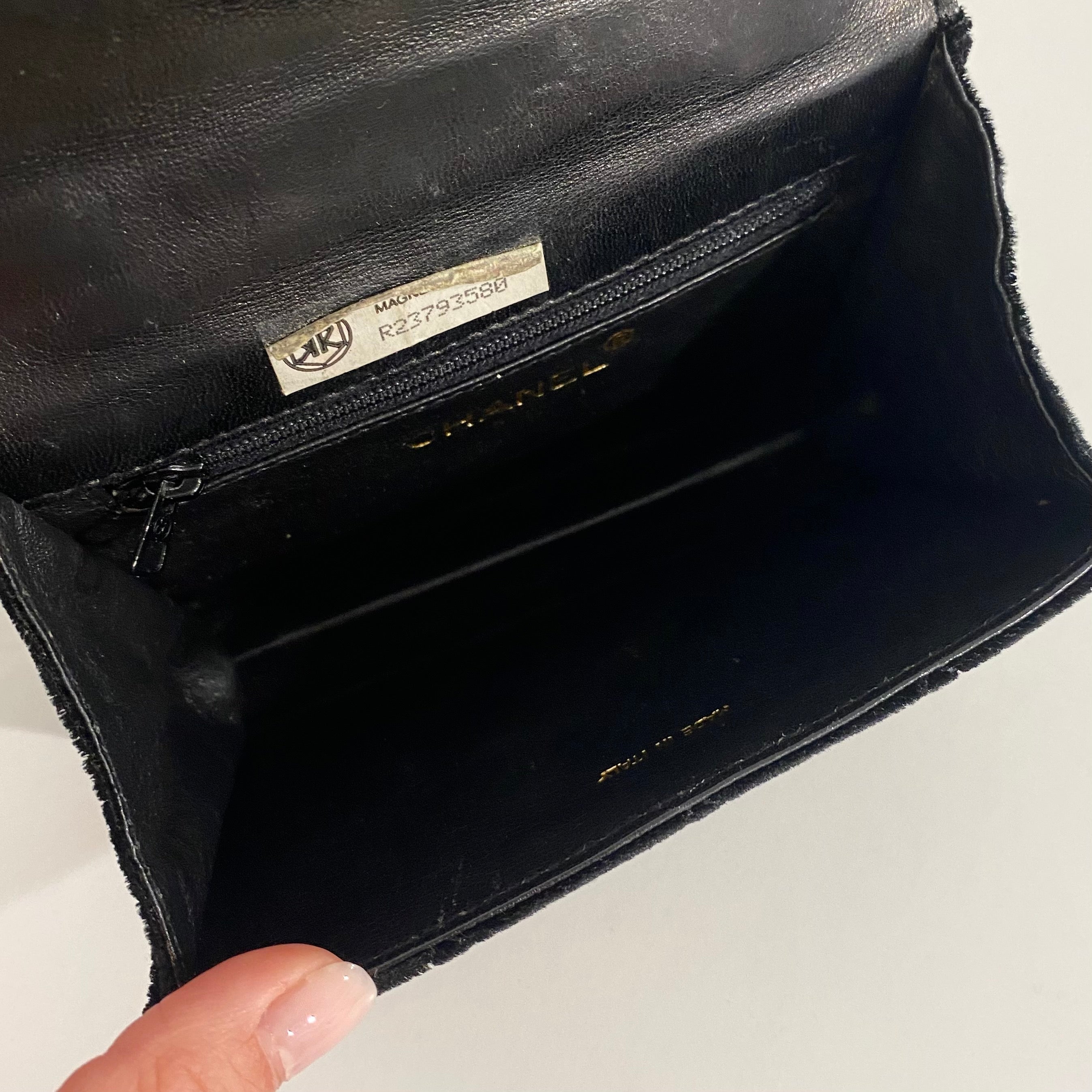 Chanel Vintage Black Velvet Bag – Dina C's Fab and Funky Consignment  Boutique