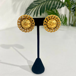 Chanel Vintage Chain Trim Button Earrings – Dina C's Fab and Funky