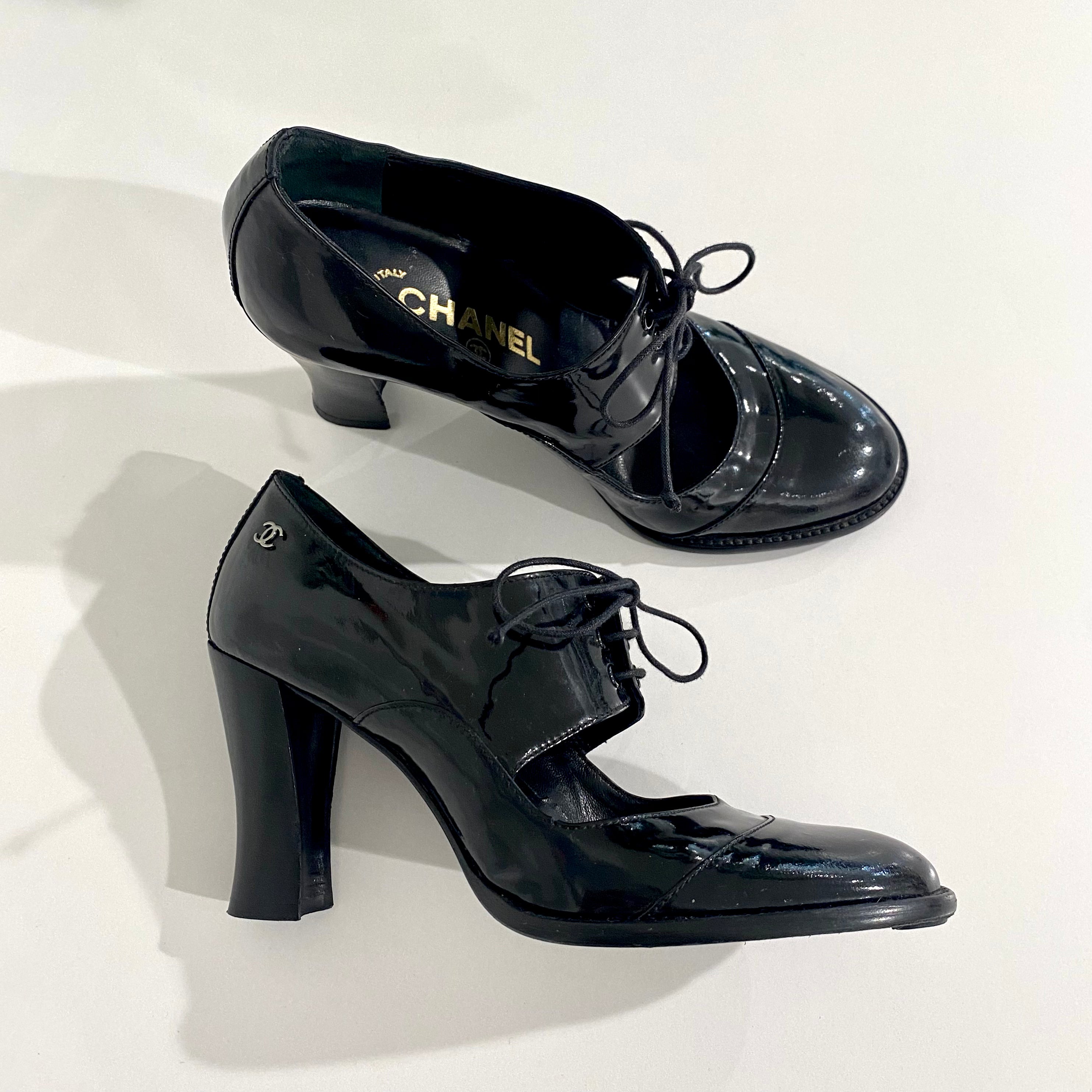 Chanel Vintage Oxford Heels – Dina C's Fab and Funky Consignment
