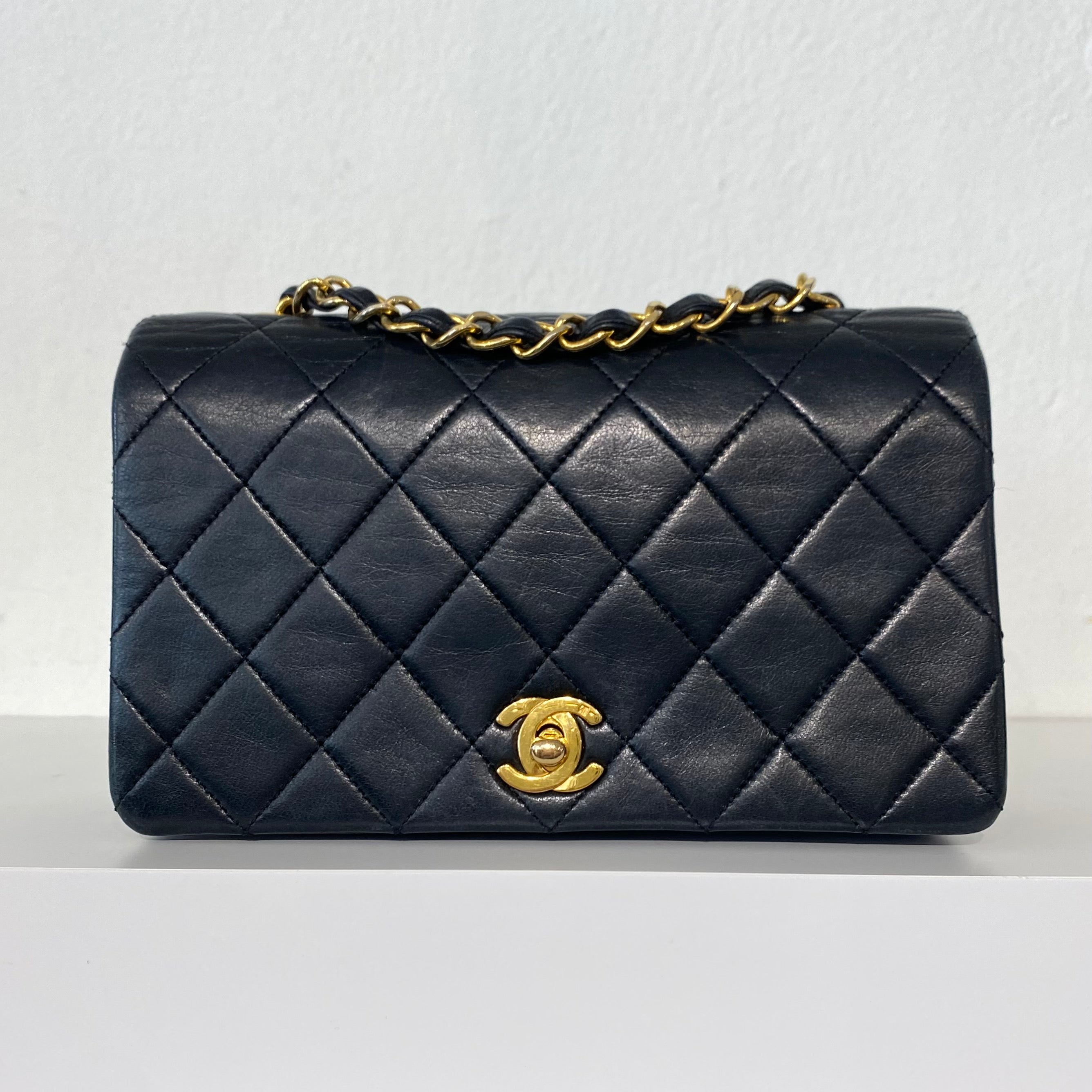 Chanel Vintage Midnight Blue Flap Bag – Dina C's Fab and Funky Consignment  Boutique