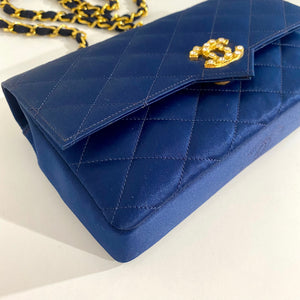 Chanel Vintage Green Evening Clutch – Dina C's Fab and Funky Consignment  Boutique