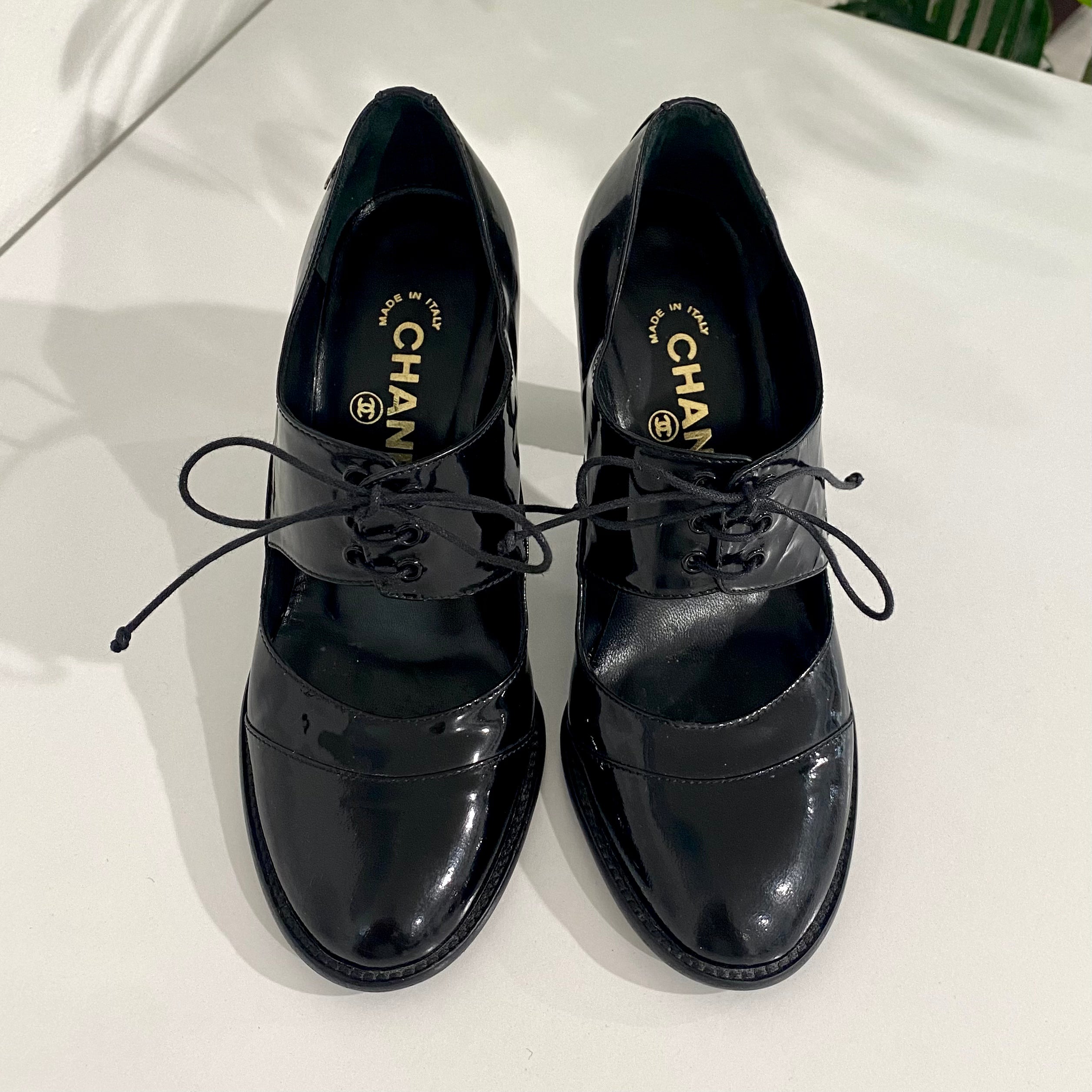 Chanel Vintage Oxford Heels – Dina C's Fab and Funky Consignment Boutique