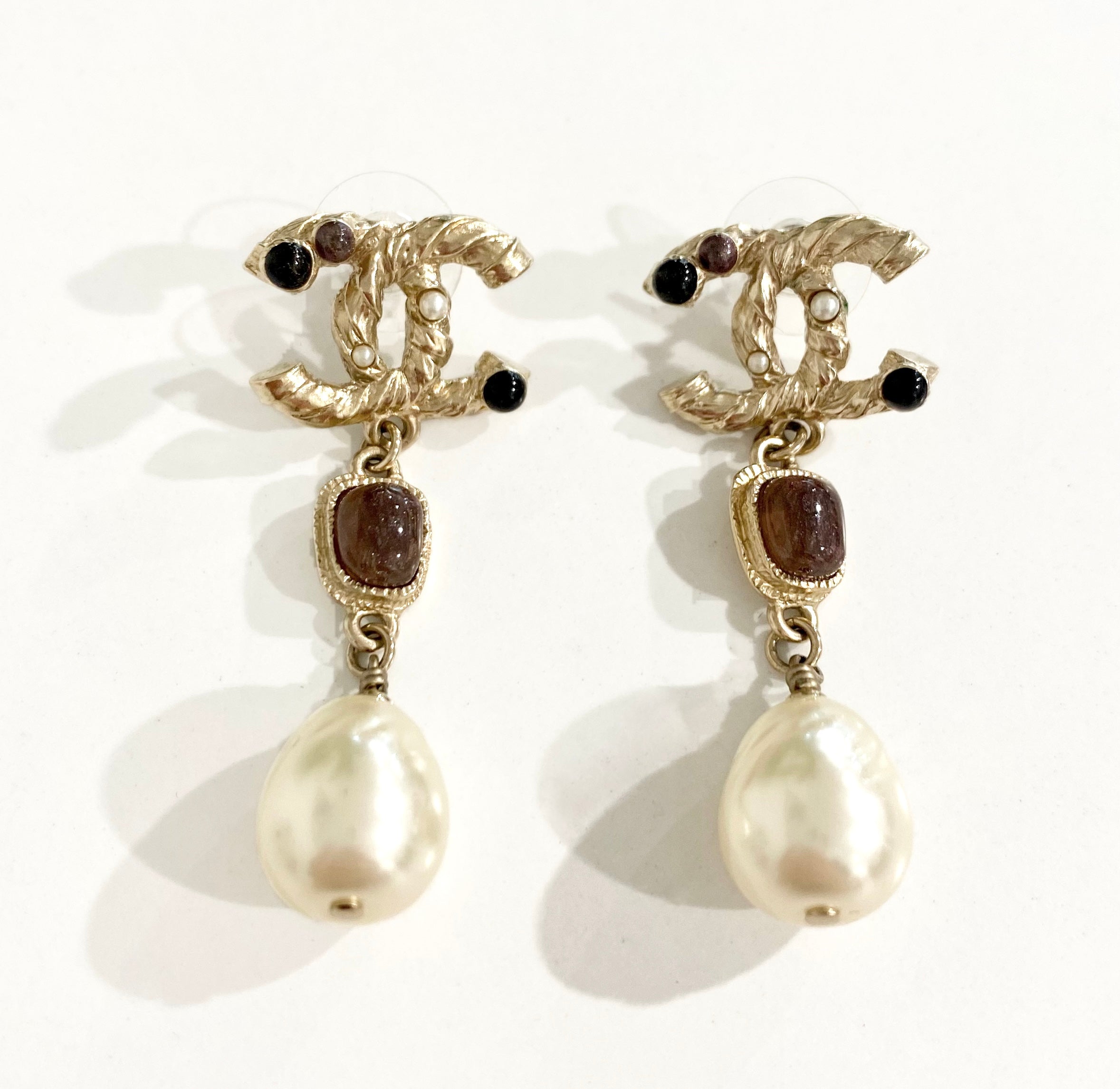 Chanel CC Pearl Drop Earrings in Gold Metal Golden ref.570778 - Joli Closet