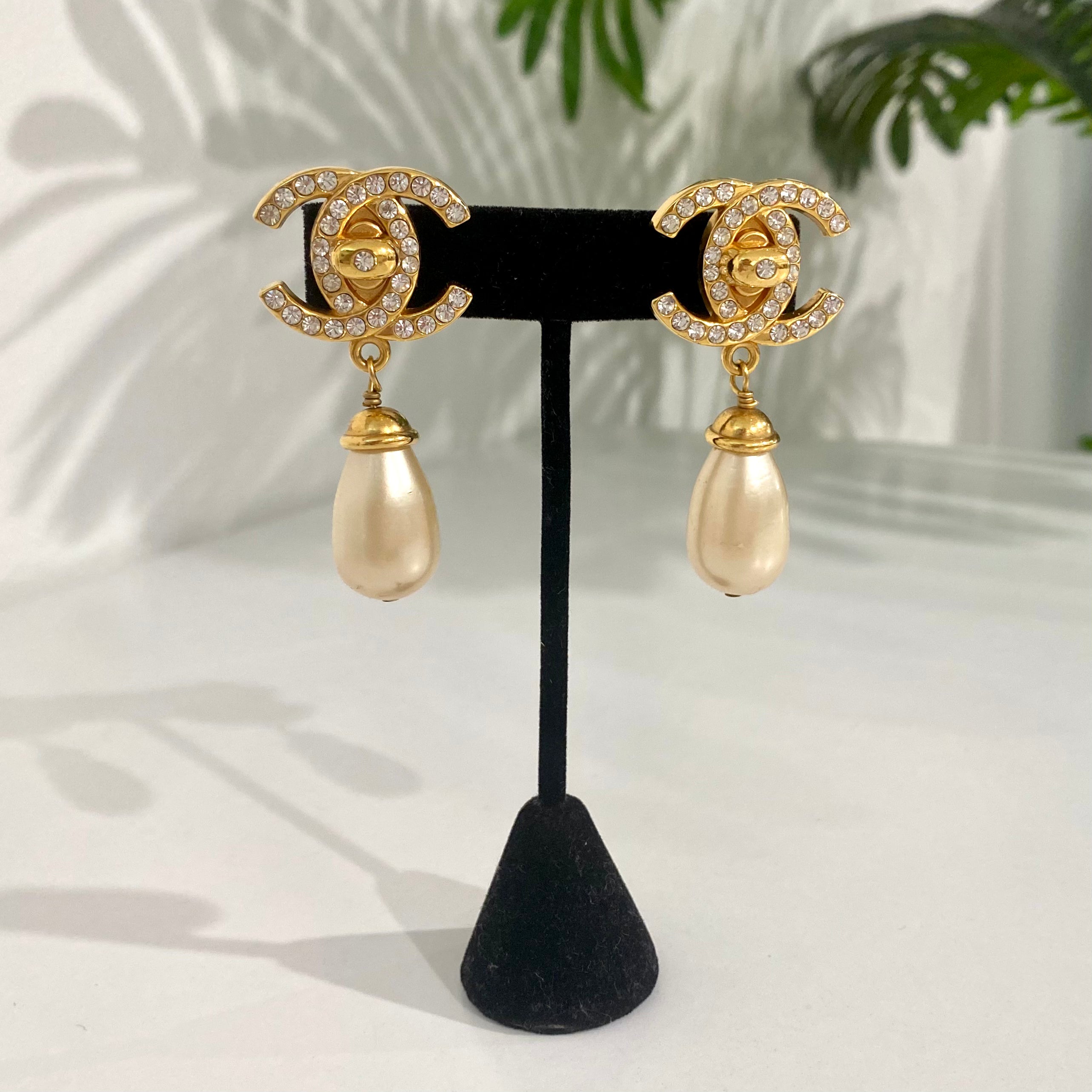 Chanel Strass CC Earrings – Dina C's Fab and Funky Consignment Boutique