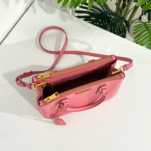 Prada Pink Galleria Saffiano Leather Bag – Dina C's Fab and Funky  Consignment Boutique