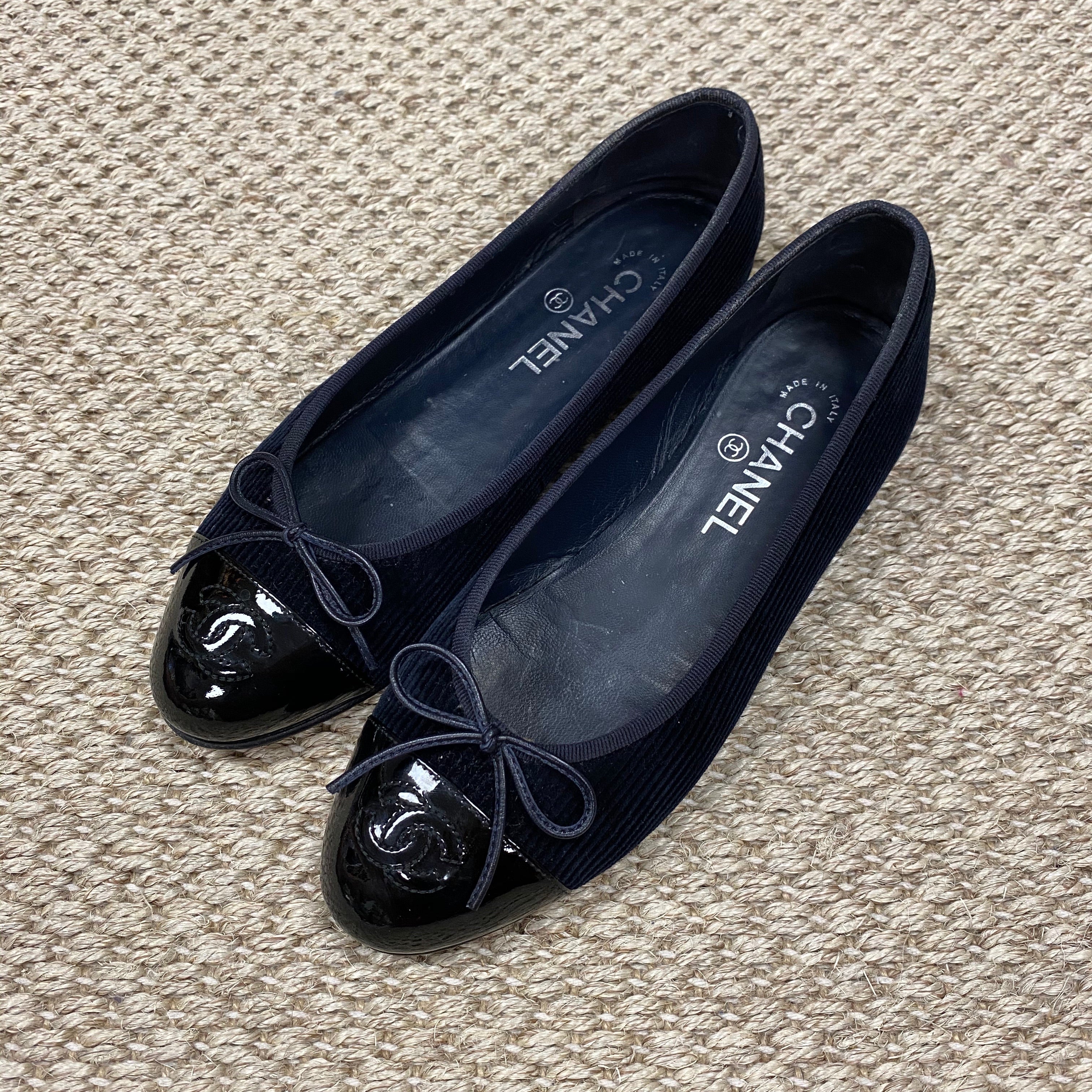 Chanel Navy Corduroy Ballet Flats – Dina C's Fab and Funky Consignment  Boutique