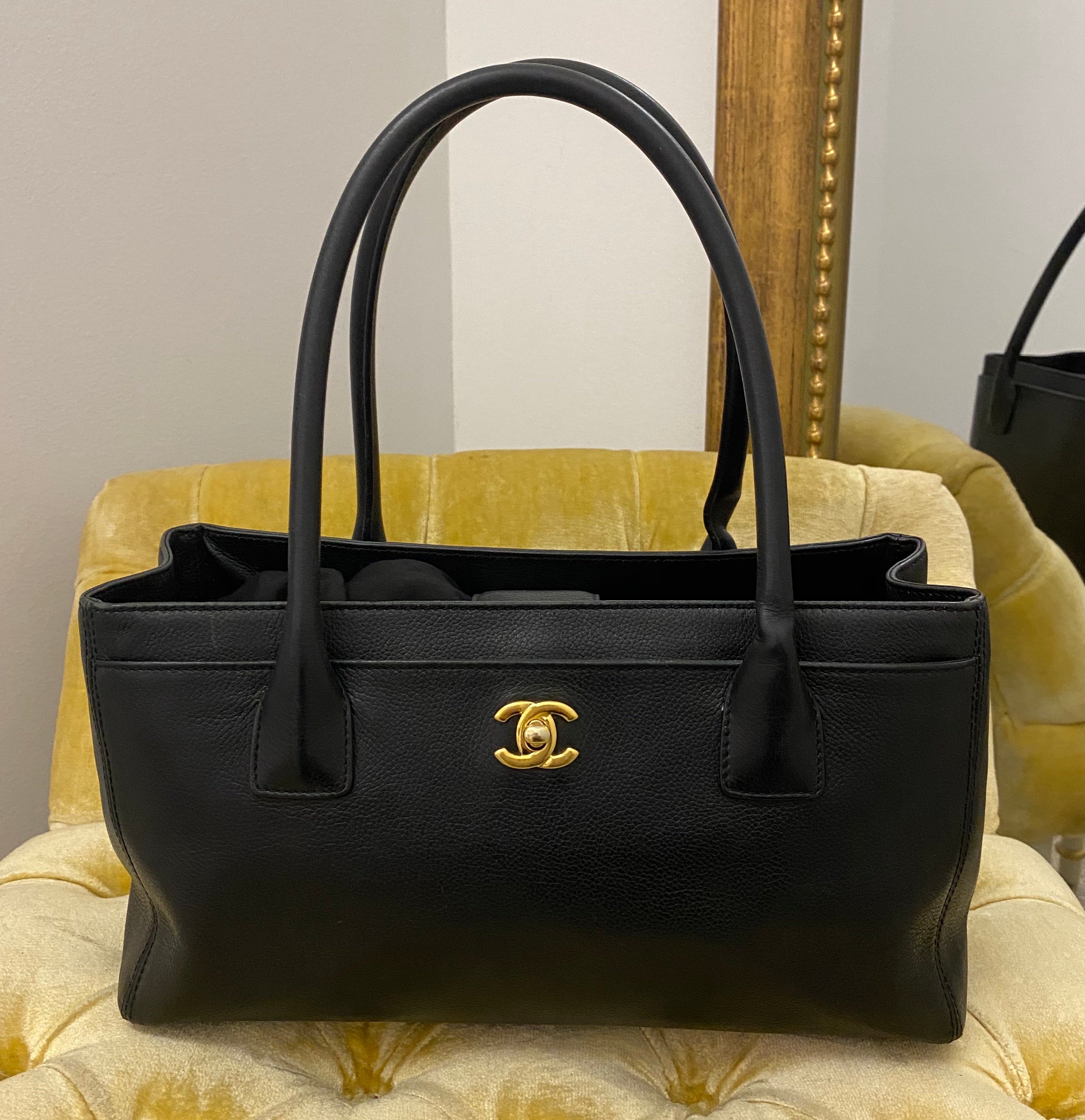 Chanel Black E/W Cerf Tote – Dina C's Fab and Funky Consignment Boutique