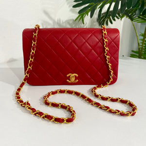 Chanel Vintage Red Single Flap Bag – Dina C's Fab and Funky Consignment  Boutique