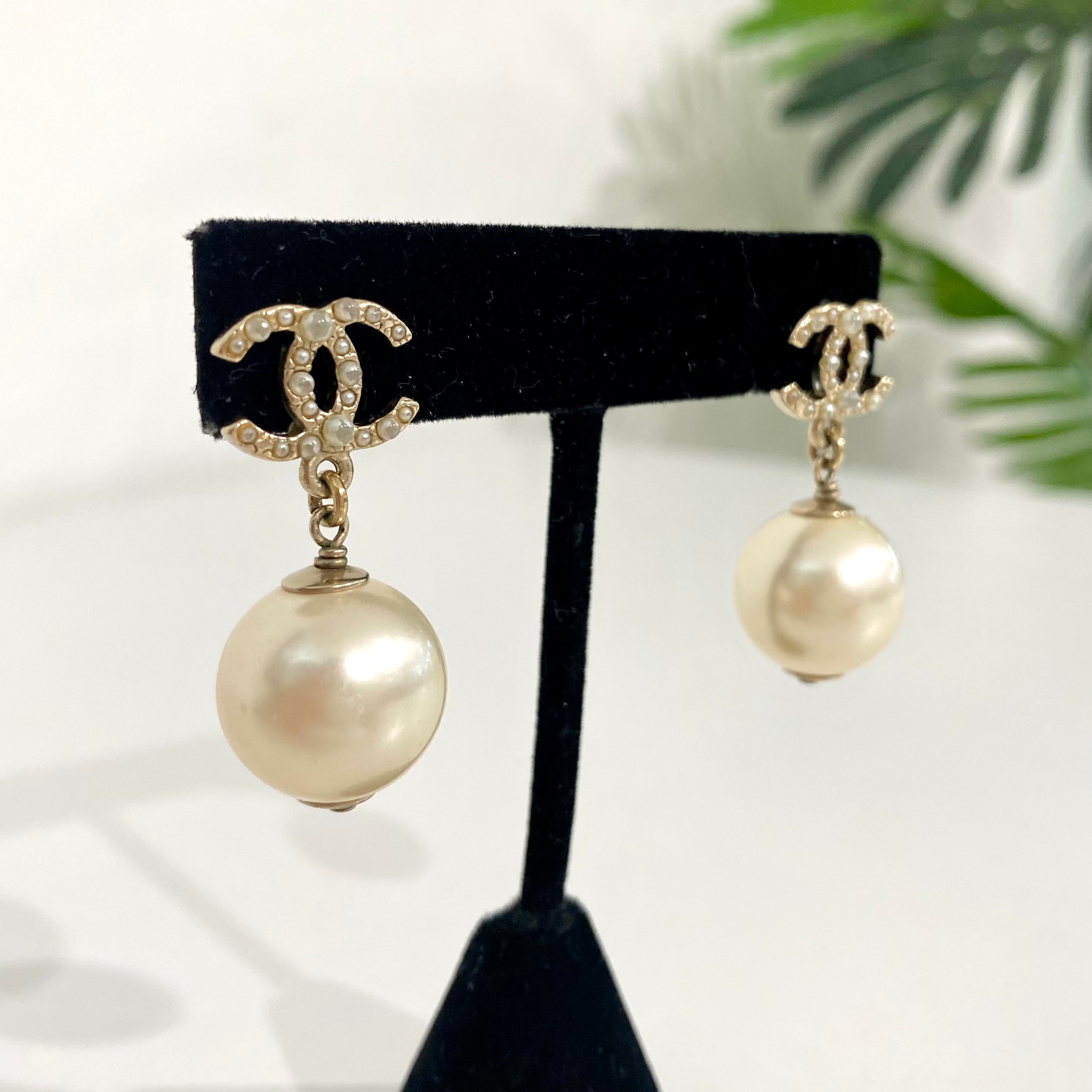 Chanel Pearl Drop CC Earrings – Dina C's Fab and Funky Consignment