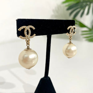 Chanel Pearl Drop CC Earrings – Dina C's Fab and Funky Consignment Boutique
