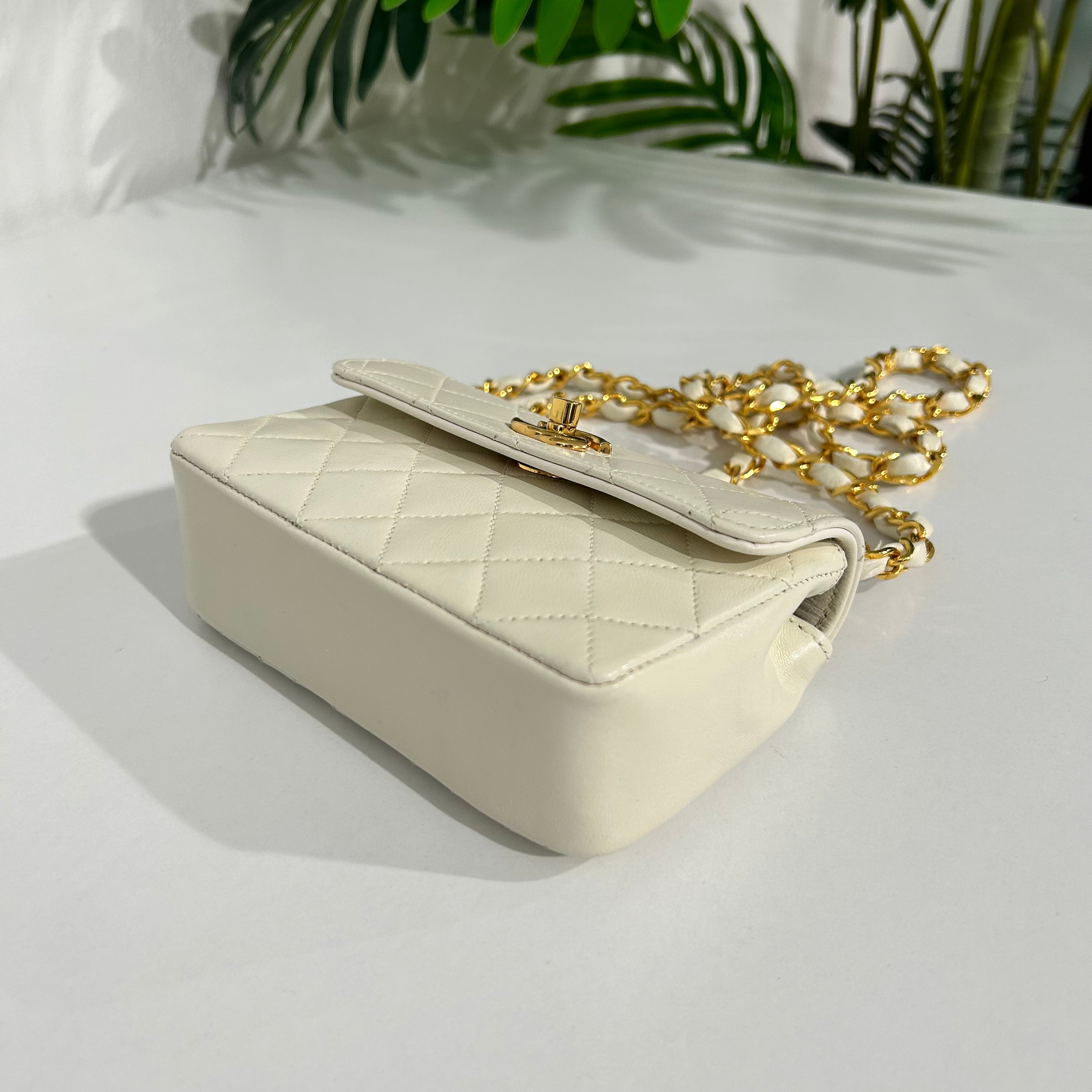 Chanel Vintage White Micro Flap Bag – Dina C's Fab and Funky Consignment  Boutique