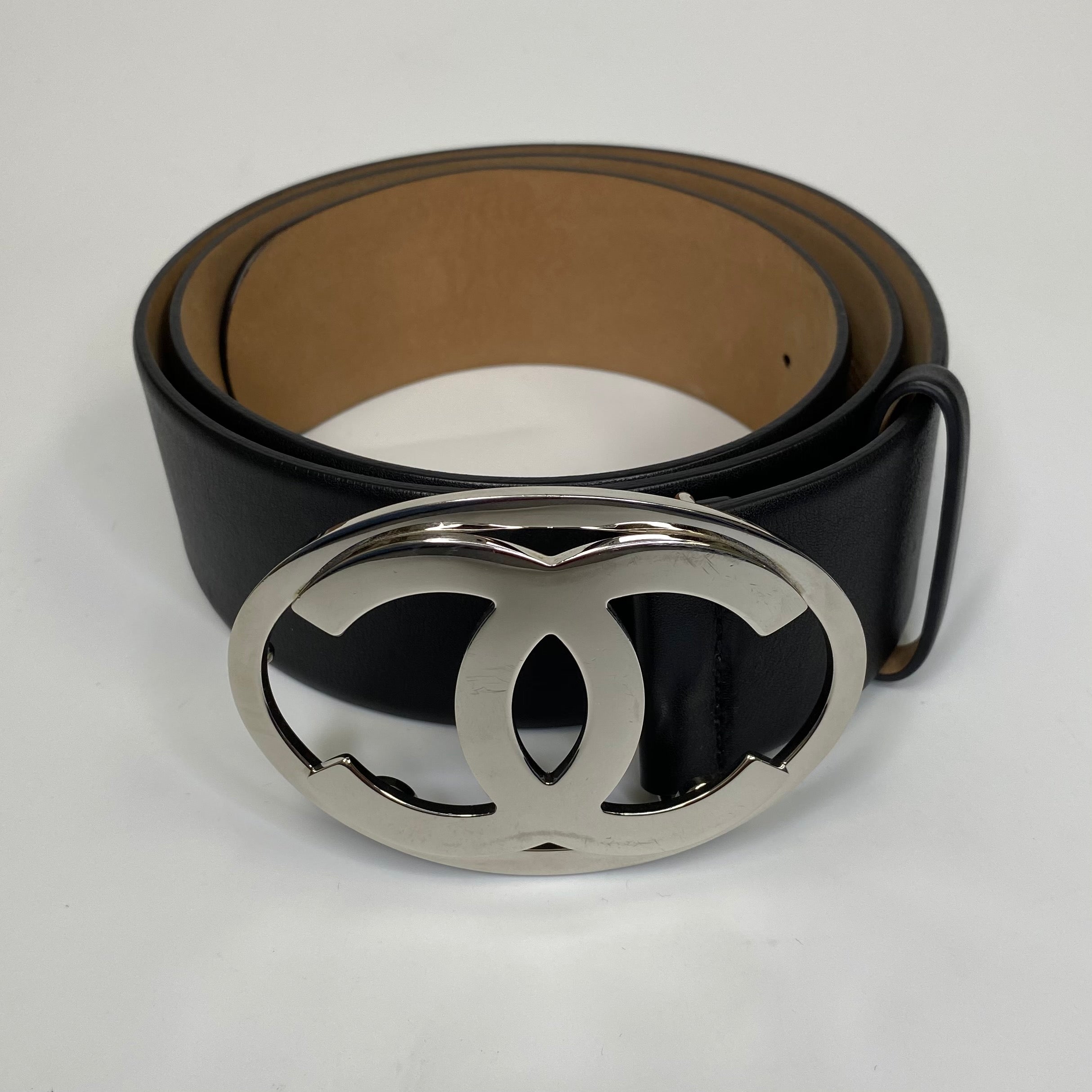 Chanel Black Leather Quilted CC Belt – Dina C's Fab and Funky Consignment  Boutique