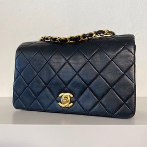 Chanel Vintage Midnight Blue Flap Bag – Dina C's Fab and Funky