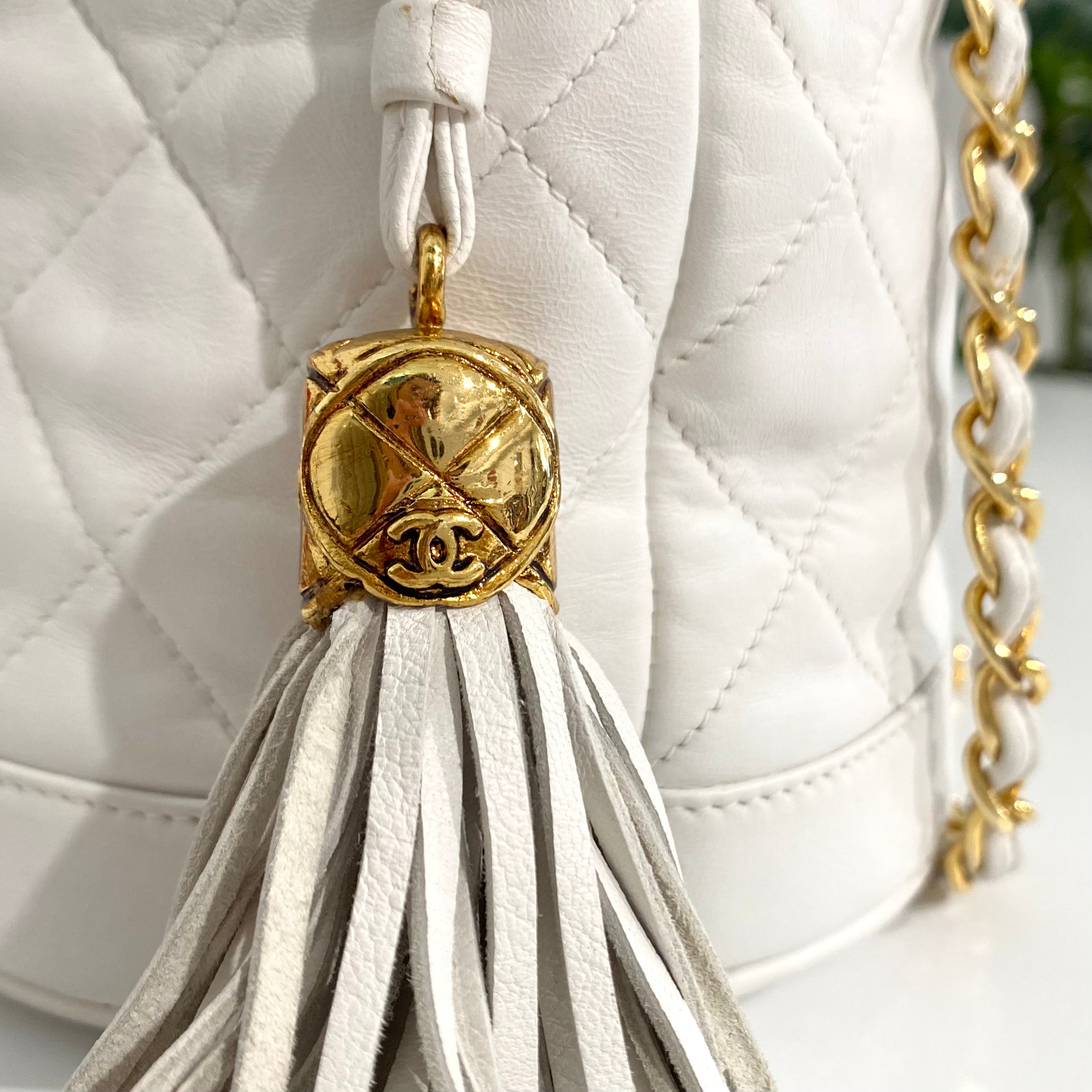 Chanel Vintage White Bucket Bag – Dina C's Fab and Funky