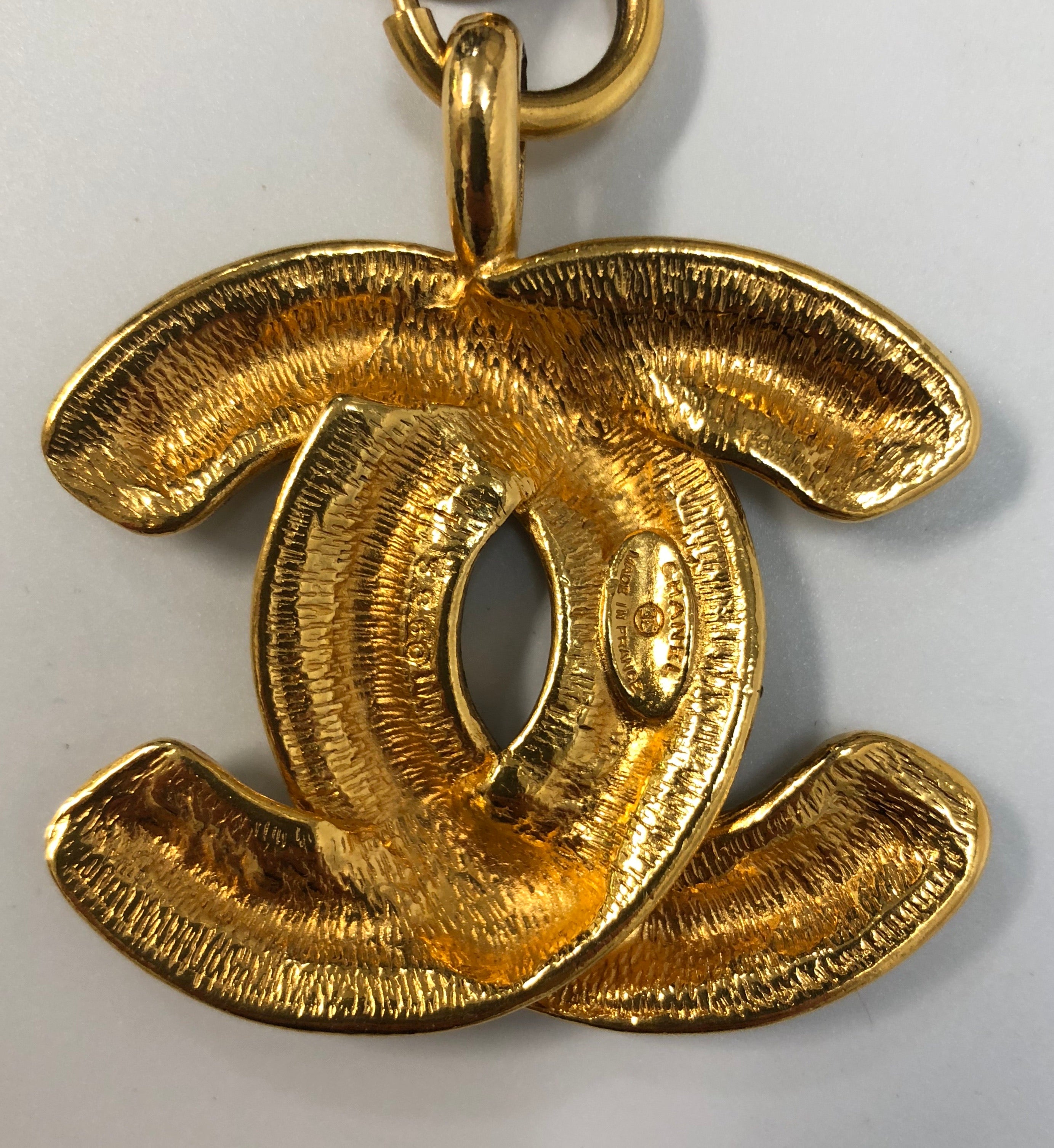 Chanel Vintage Gold CC Necklace – Dina C's Fab and Funky