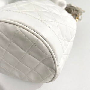 Chanel Vintage White Bucket Bag – Dina C's Fab and Funky Consignment  Boutique