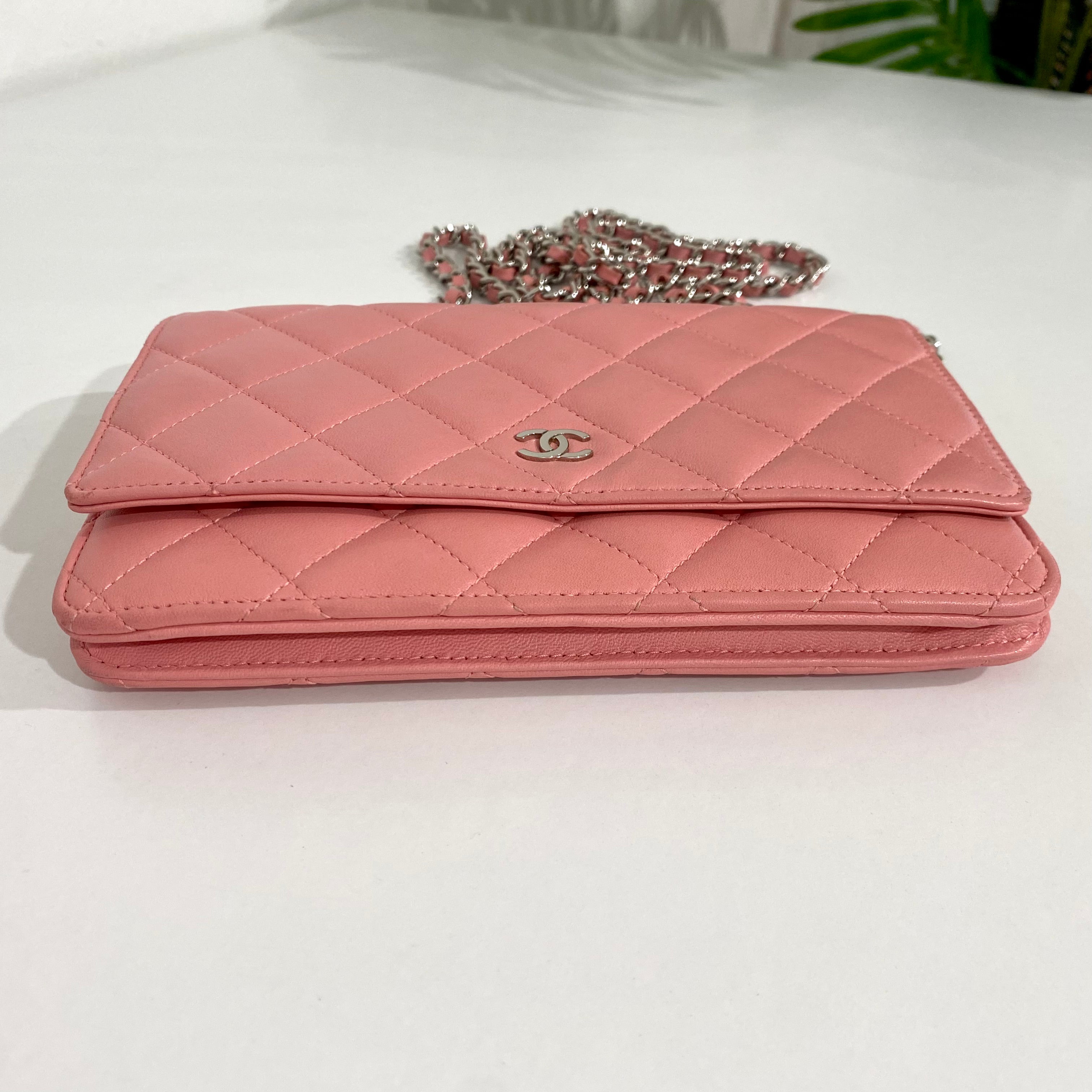 Wallet on chain leather crossbody bag Chanel Pink in Leather - 35970478