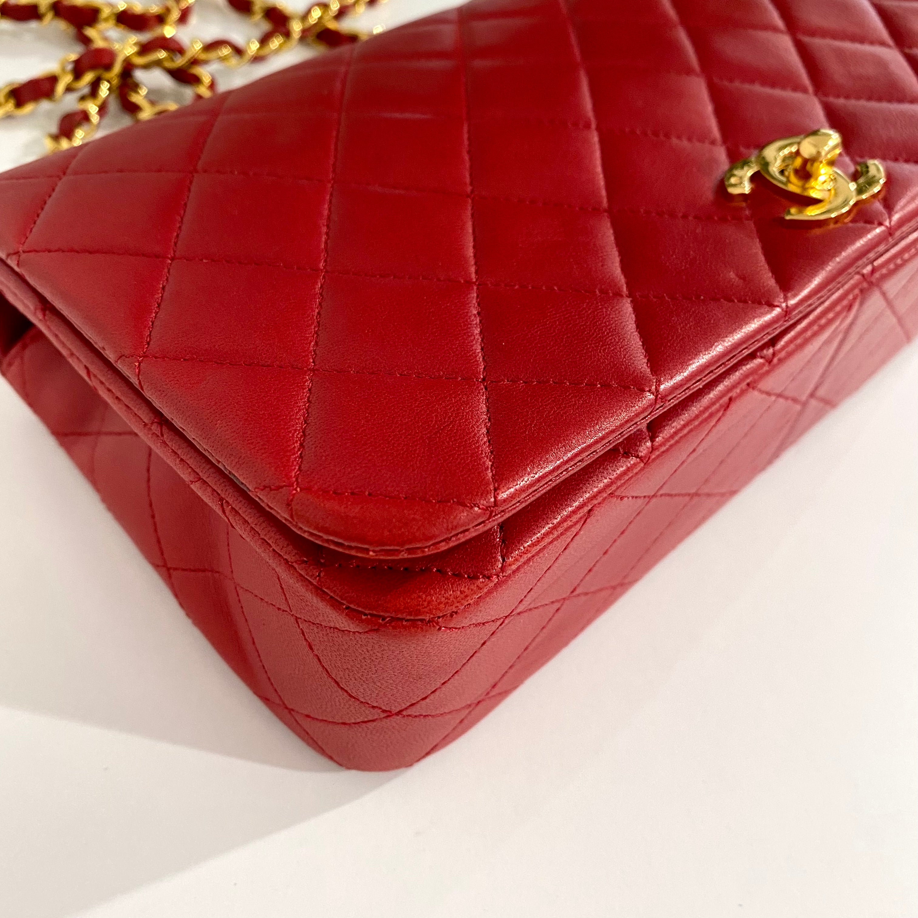 Chanel Vintage Acrylic Flap Bag – Dina C's Fab and Funky Consignment  Boutique