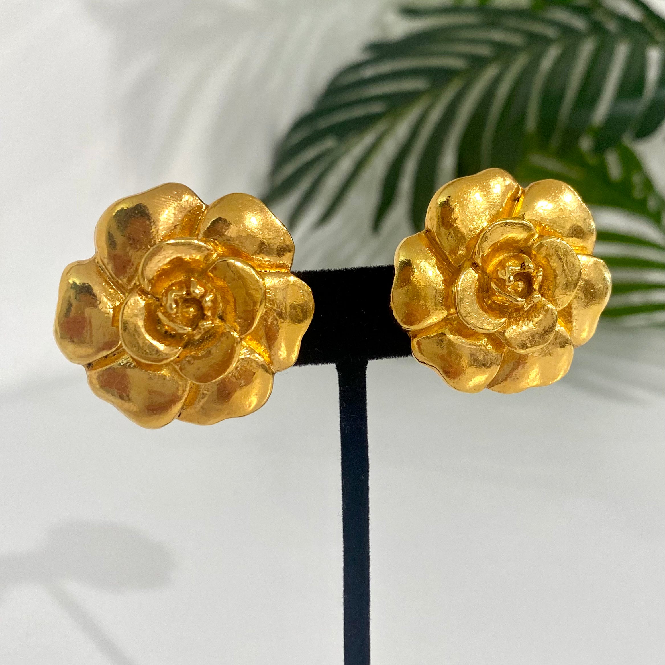 CHANEL Camellia Flower Pearl Clip-On Earrings Gold Tone 29 Auth w/Box #17000