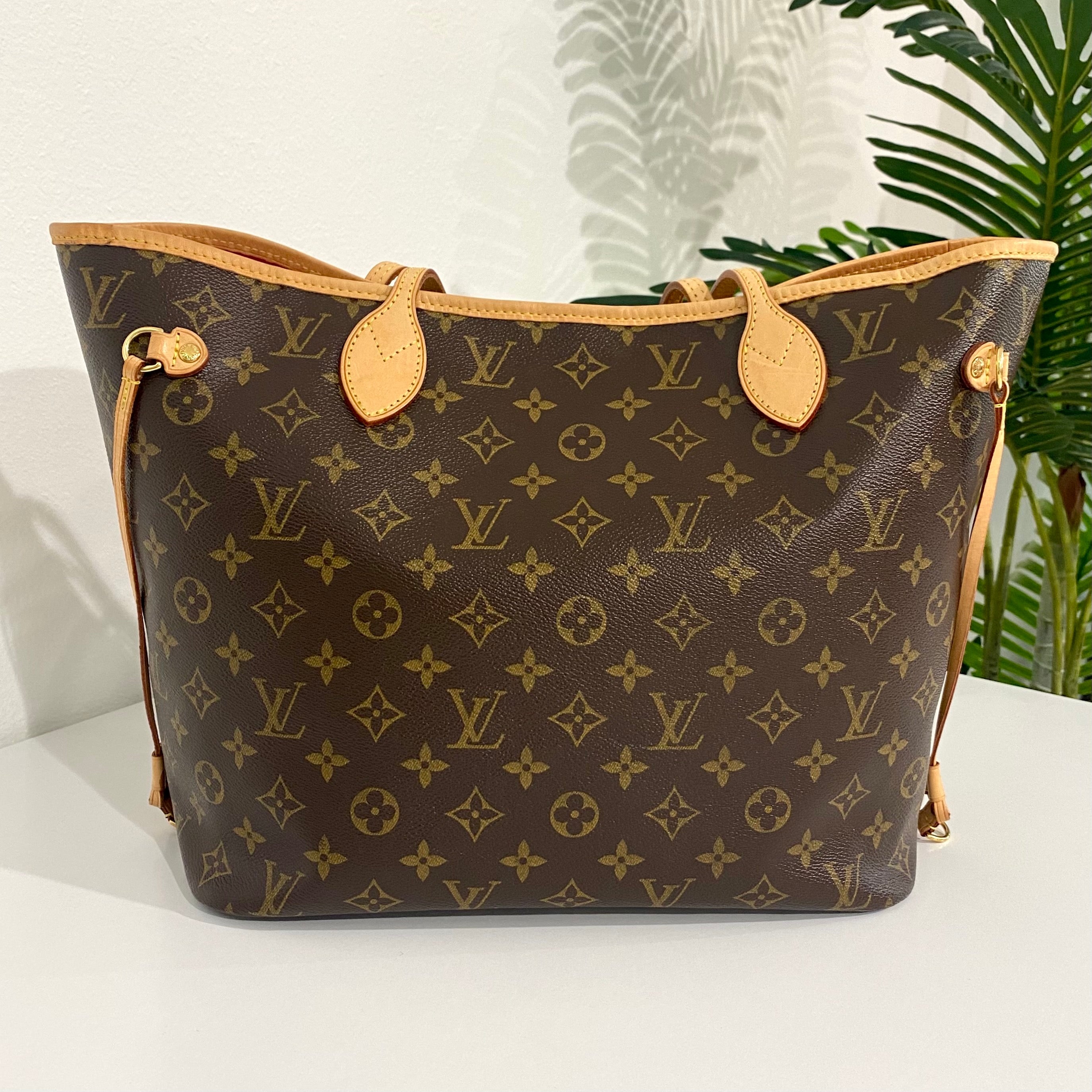 Louis Vuitton Black Epi Neverfull MM w Pouch – Dina C's Fab and Funky  Consignment Boutique