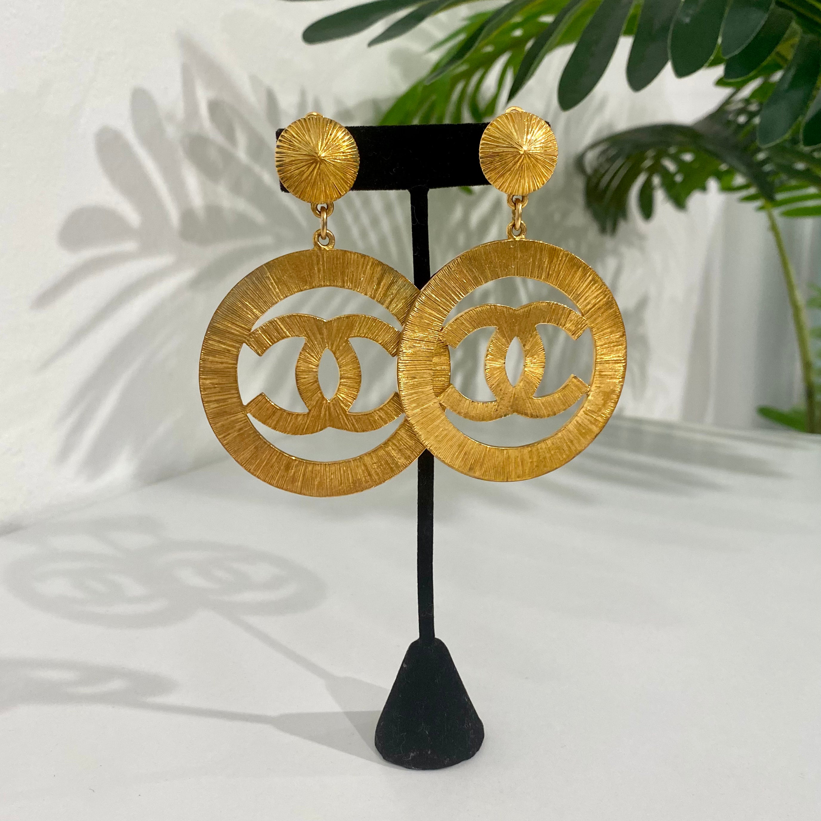 CHANEL VINTAGE METAL QUILTED PARIS BUTTON CC EARRINGS - Hebster