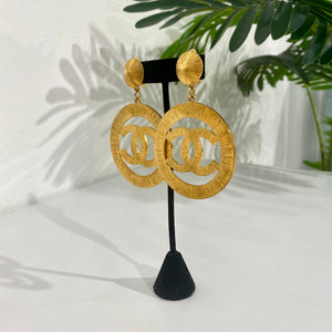 Chanel Gold Sunburst Iconic CC Logo Hoop Earrings 1990's Supermodel –  PauméLosAngeles