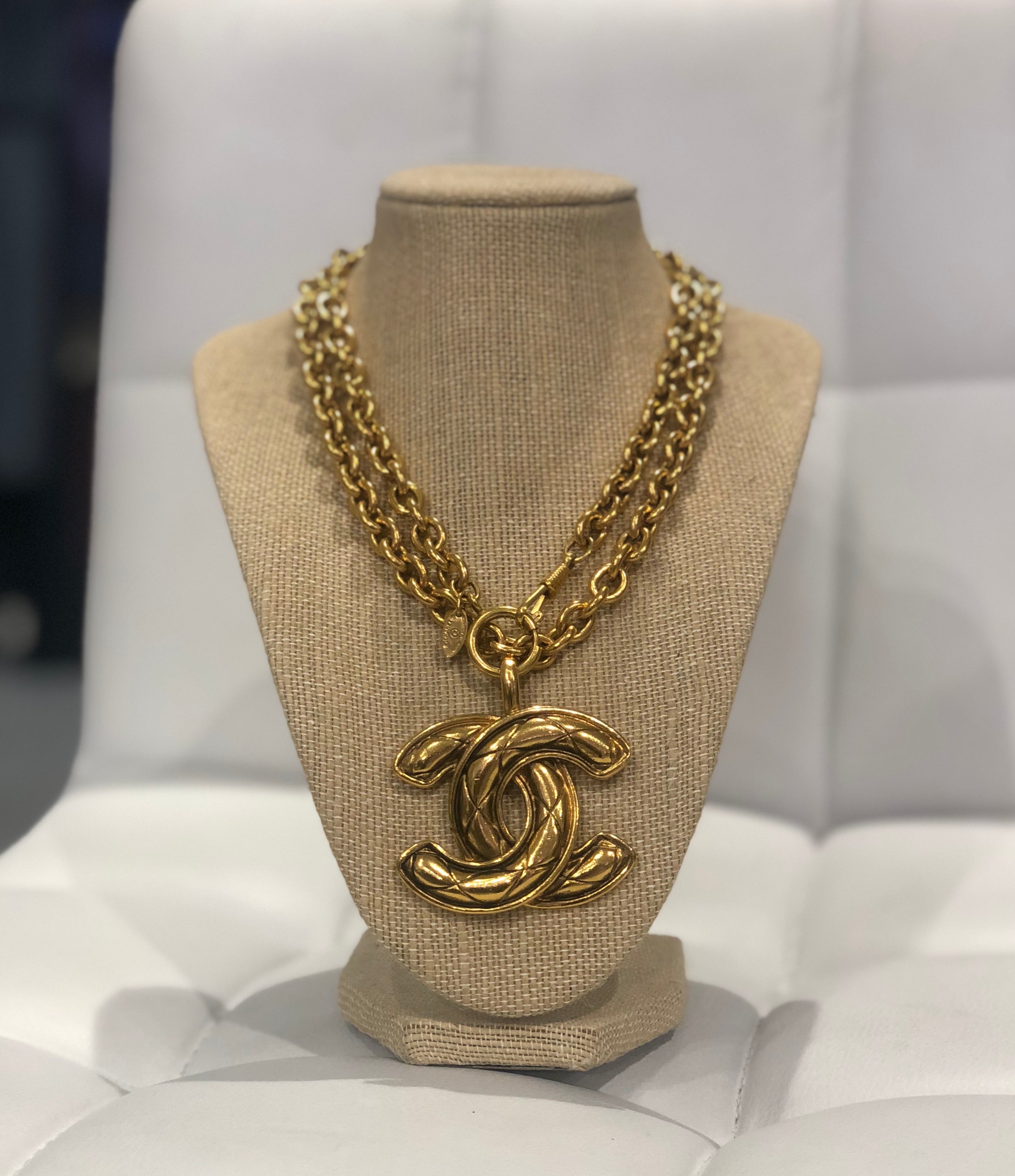 Chanel Vintage Gold CC Necklace – Dina C's Fab and Funky Consignment  Boutique