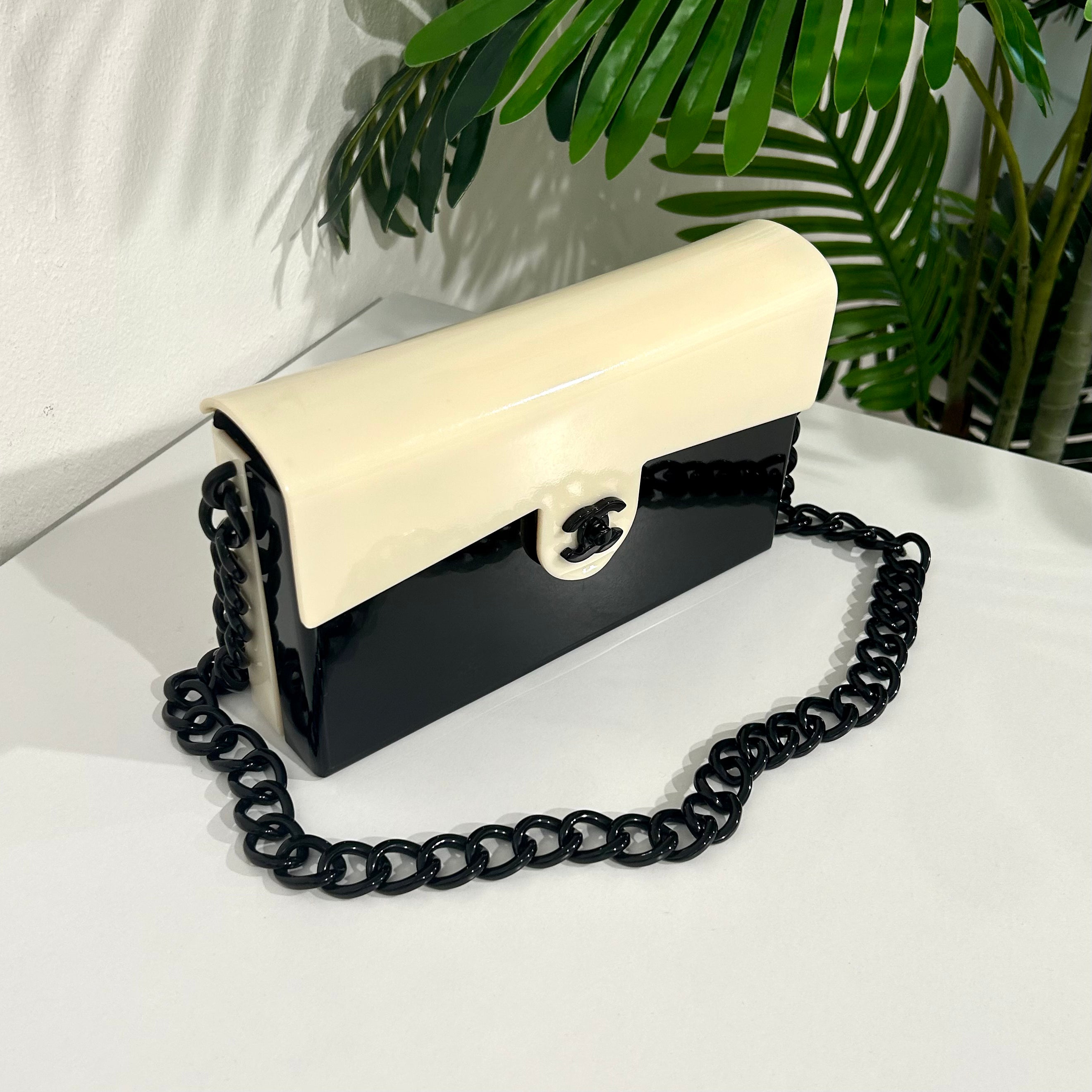 Chanel Vintage Acrylic Flap Bag – Dina C's Fab and Funky Consignment  Boutique