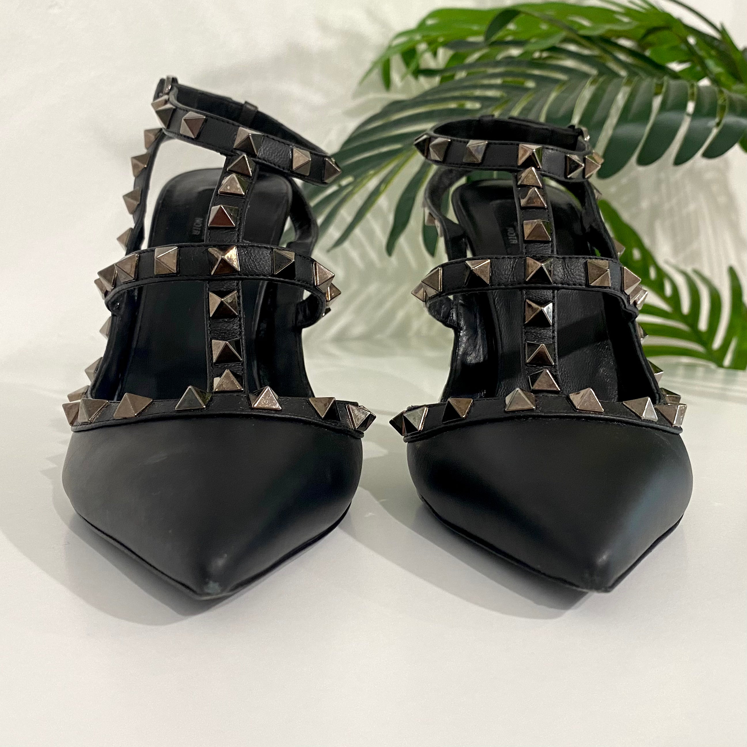 Valentino Garavani Noir Rockstud Pumps