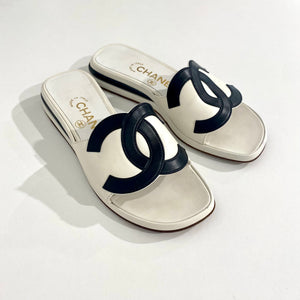 Chanel Vintage CC Slide Sandals – Dina C's Fab and Funky