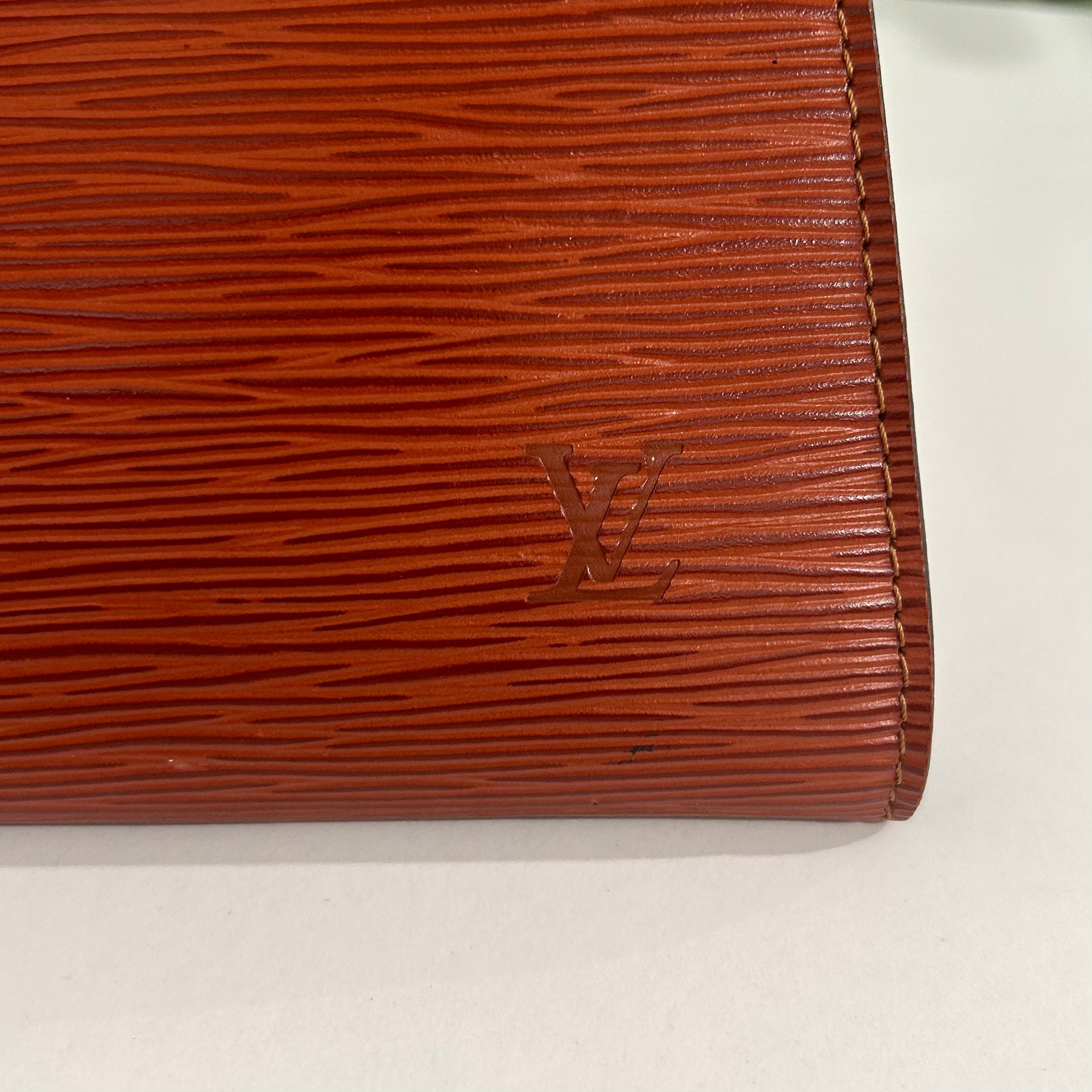 Louis Vuitton Pochette Lena Fold Ring 868354 Brown Epi Leather