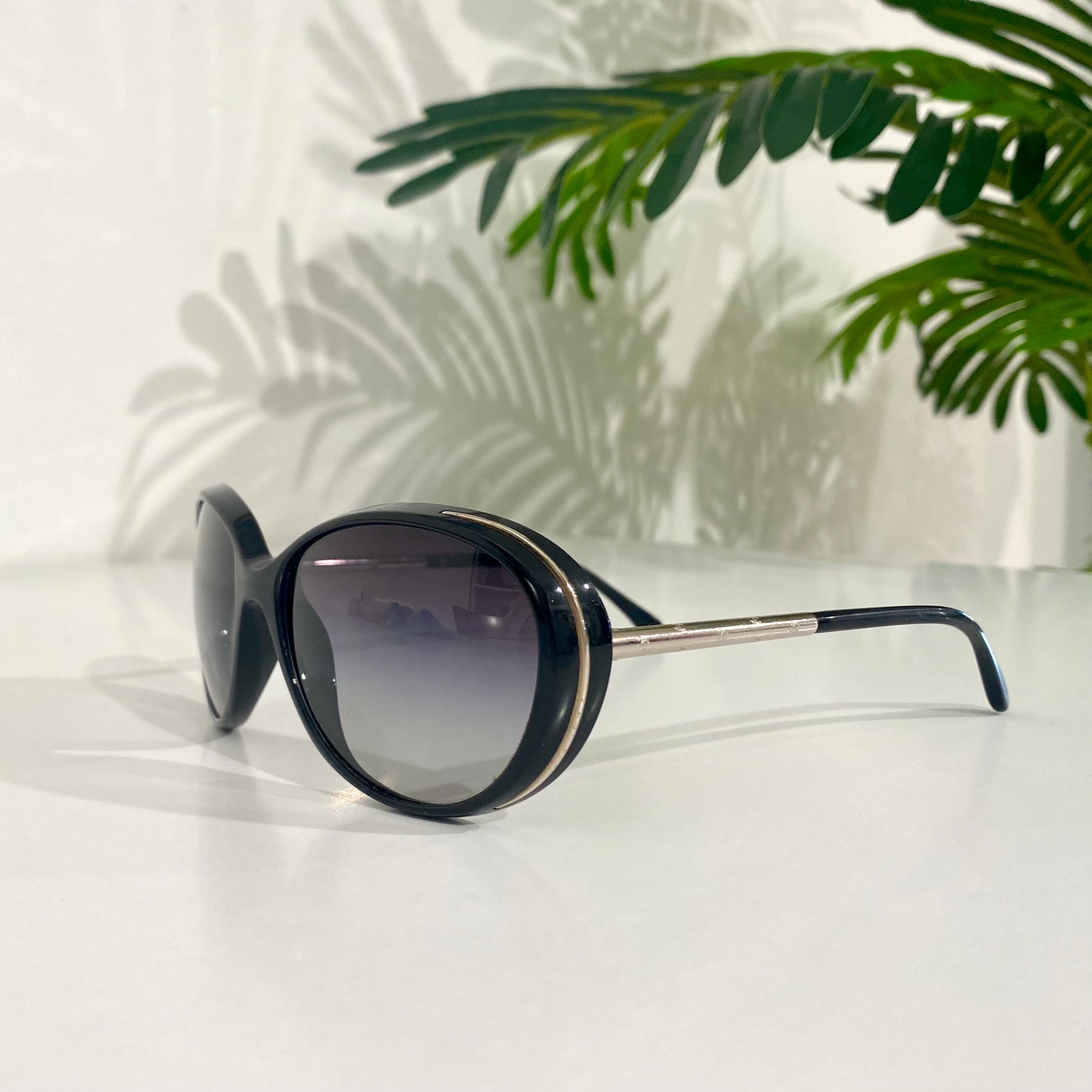 Chanel Black & Silver CC Sunglasses – Dina C's Fab and Funky Consignment  Boutique